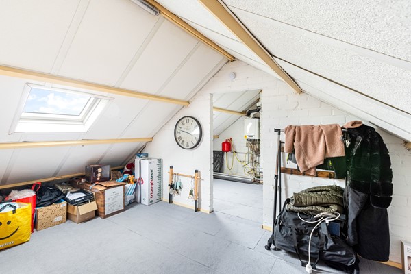 Foto - Te koop: Ruime 2-onder-1-kapwoning met dubbele garage, eigen oprit en fijne tuin